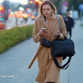 Femme qui tient un smartphone en marchant!