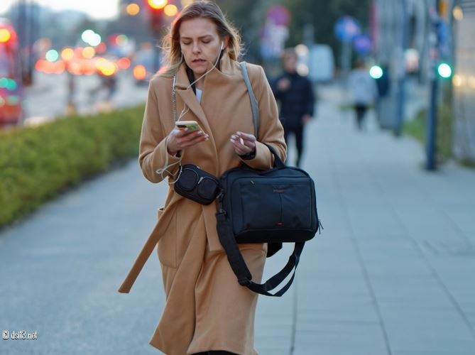 Femme qui tient un smartphone en marchant! Femme qui tient un smartphone en marchant!